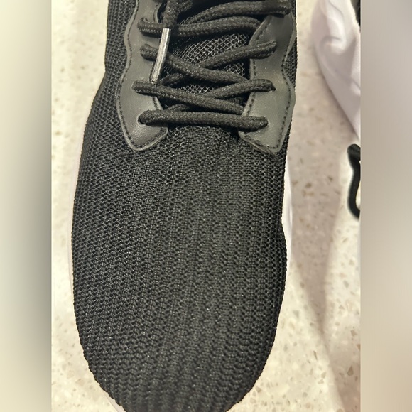 HI100 Men’s HIND tennis shoes breathable uppers thick cushion soles for comfort - Picture 3 of 5